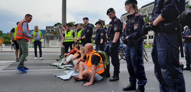Klimakleber blockierten die Nibelungenbr�cke in Linz-Urfahr