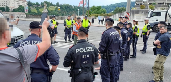 Klimakleber blockierten die Nibelungenbr�cke in Linz-Urfahr