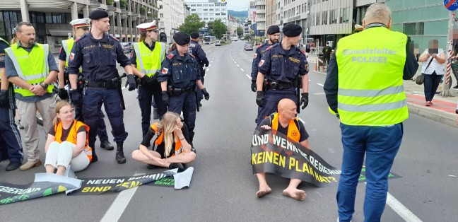Klimakleber blockierten die Nibelungenbr�cke in Linz-Urfahr