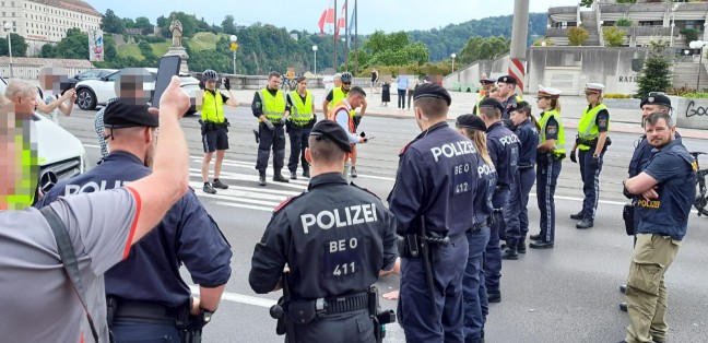 Klimakleber blockierten die Nibelungenbr�cke in Linz-Urfahr