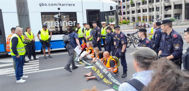 Klimakleber blockierten die Nibelungenbr�cke in Linz-Urfahr