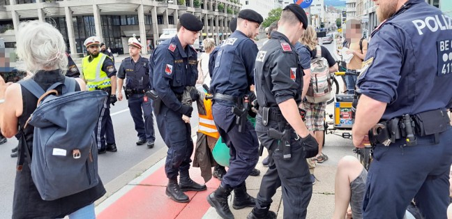 Klimakleber blockierten die Nibelungenbr�cke in Linz-Urfahr