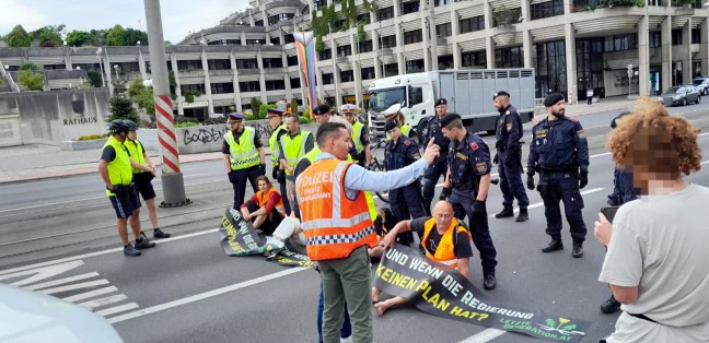 Klimakleber blockierten die Nibelungenbr�cke in Linz-Urfahr