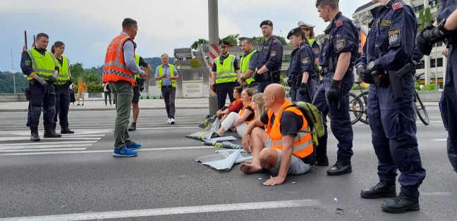 Klimakleber blockierten die Nibelungenbr�cke in Linz-Urfahr