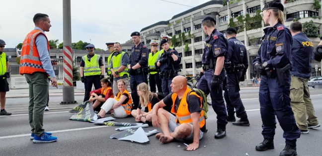 Klimakleber blockierten die Nibelungenbr�cke in Linz-Urfahr