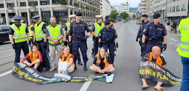 Klimakleber blockierten die Nibelungenbrcke in Linz-Urfahr