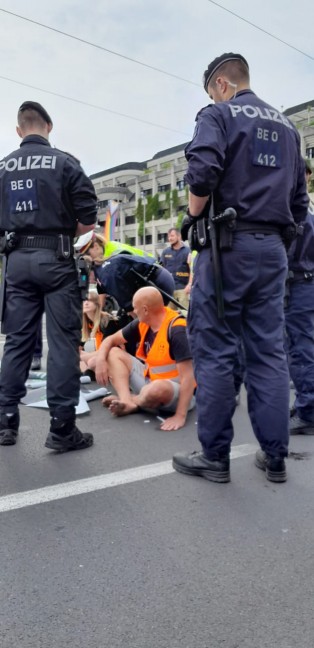 Klimakleber blockierten die Nibelungenbr�cke in Linz-Urfahr