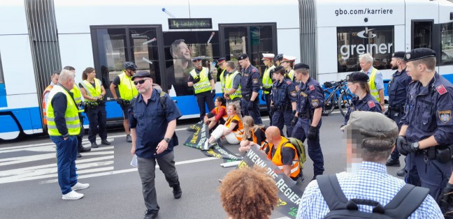 Klimakleber blockierten die Nibelungenbr�cke in Linz-Urfahr