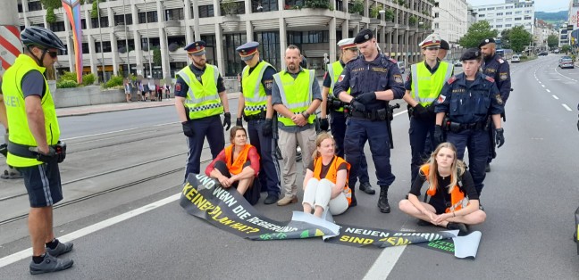 Klimakleber blockierten die Nibelungenbr�cke in Linz-Urfahr