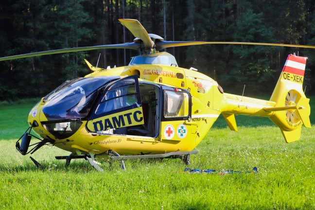 Motorradfahrer bei Verkehrsunfall in Bad Leonfelden über Böschung gestürzt und schwer verletzt