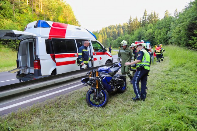 Motorradfahrer bei Verkehrsunfall in Bad Leonfelden ber Bschung gestrzt und schwer verletzt