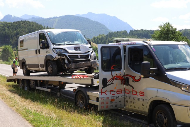 Verletzte bei Auffahrunfall zwischen Geldtransporter und PKW in Micheldorf in Obersterreich