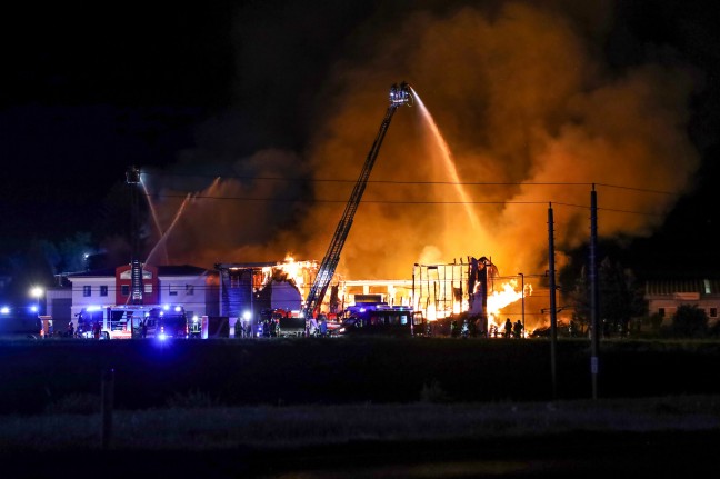 Vollbrand eines Gewerbebetriebs in Taufkirchen an der Trattnach