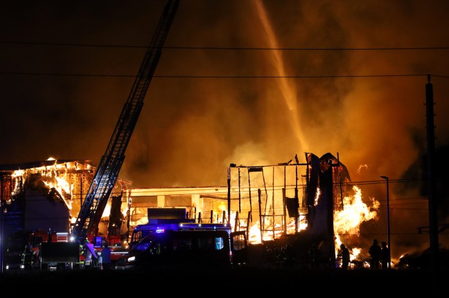 Vollbrand eines Gewerbebetriebs in Taufkirchen an der Trattnach