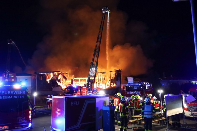 Vollbrand eines Gewerbebetriebs in Taufkirchen an der Trattnach