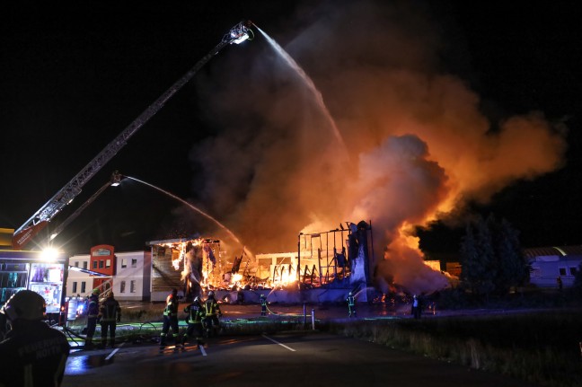 Vollbrand eines Gewerbebetriebs in Taufkirchen an der Trattnach