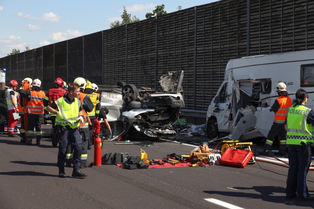 Elf teils Schwerverletzte bei folgenschwerem Verkehrsunfall auf Innkreisautobahn in Wels-Oberthan