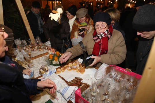 Adventkranzweihe und schöner Adventmarkt in der Pernauer Pfarre St.Josef