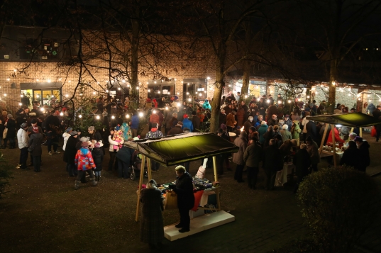 Adventkranzweihe und schöner Adventmarkt in der Pernauer Pfarre St.Josef