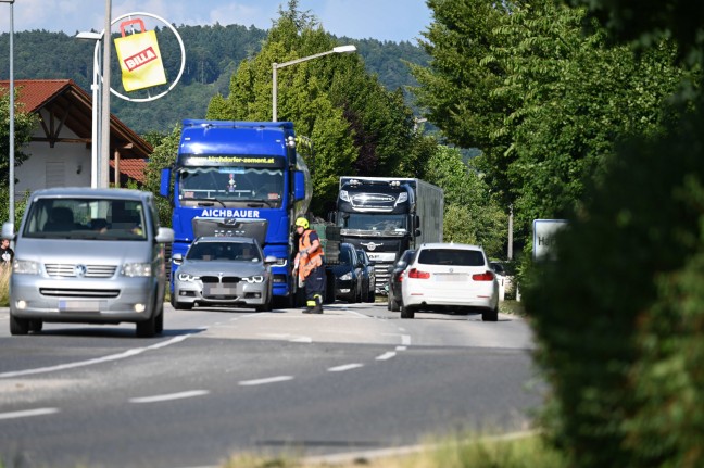 Kreuzungsunfall zwischen zwei PKW auf Nibelungen- beziehungsweise Aschacher Strae in Hartkirchen