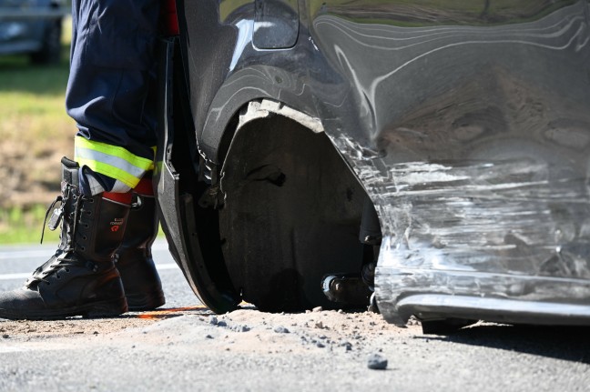 Kreuzungsunfall zwischen zwei PKW auf Nibelungen- beziehungsweise Aschacher Strae in Hartkirchen