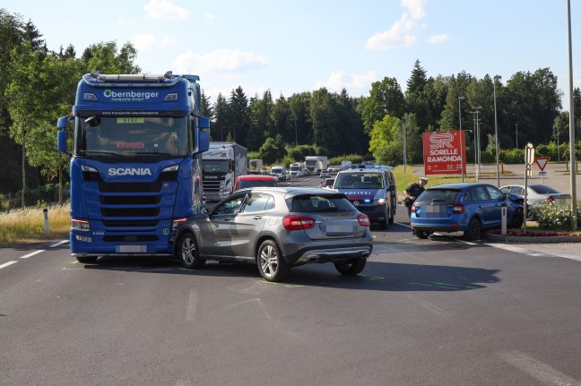 Kollision zwischen LKW-Zugmaschine und zwei PKW auf Pyhrnpass Strae bei Sattledt