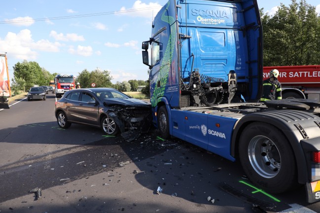 Kollision zwischen LKW-Zugmaschine und zwei PKW auf Pyhrnpass Straße bei Sattledt