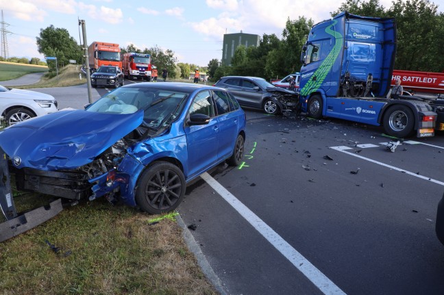 Kollision zwischen LKW-Zugmaschine und zwei PKW auf Pyhrnpass Straße bei Sattledt