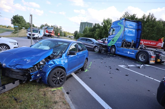 Kollision zwischen LKW-Zugmaschine und zwei PKW auf Pyhrnpass Strae bei Sattledt