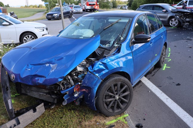 Kollision zwischen LKW-Zugmaschine und zwei PKW auf Pyhrnpass Straße bei Sattledt