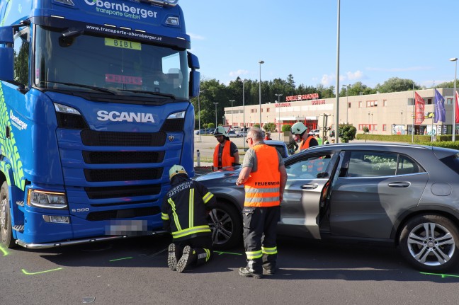 Kollision zwischen LKW-Zugmaschine und zwei PKW auf Pyhrnpass Straße bei Sattledt