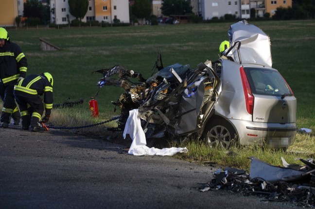 Tdlicher Frontalcrash zwischen PKW und LKW auf Rieder Strae bei Tumeltsham