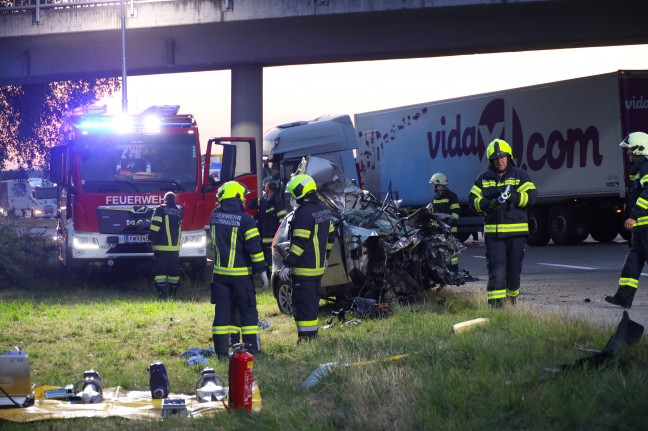 Tödlicher Frontalcrash zwischen PKW und LKW auf Rieder Straße bei Tumeltsham