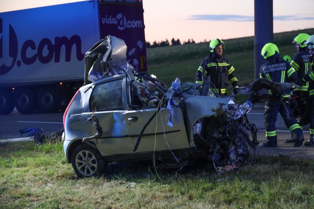 Tdlicher Frontalcrash zwischen PKW und LKW auf Rieder Strae bei Tumeltsham