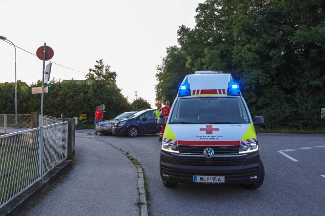 Kreuzungsunfall zwischen zwei PKW in Marchtrenk fordert eine leichtverletzte Person