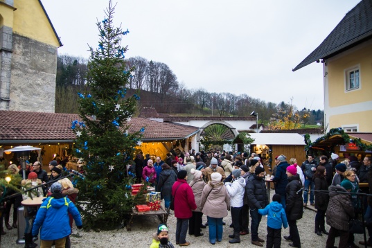 Landeshauptmann Phringer erffnete Adventmarkt Schleiheim