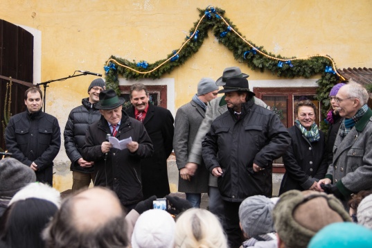 Landeshauptmann Phringer erffnete Adventmarkt Schleiheim