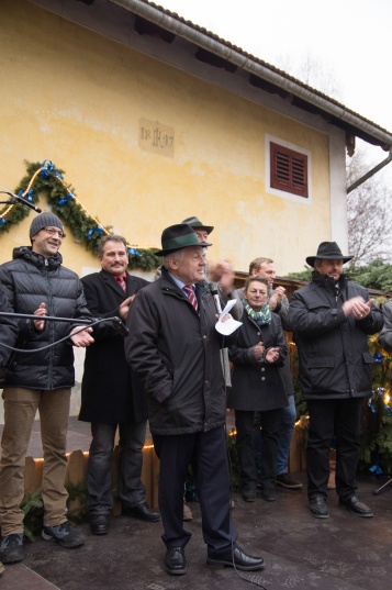 Landeshauptmann Phringer erffnete Adventmarkt Schleiheim