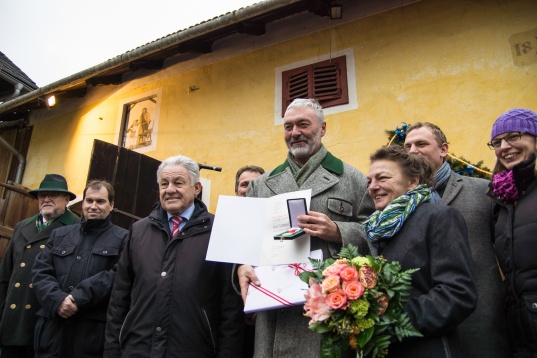 Landeshauptmann Phringer erffnete Adventmarkt Schleiheim