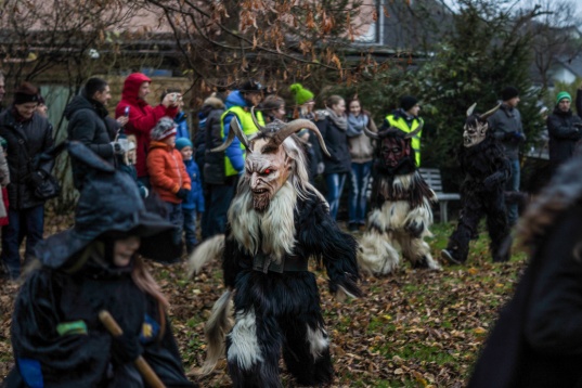 Landeshauptmann Phringer erffnete Adventmarkt Schleiheim