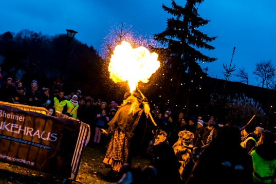 Landeshauptmann Phringer erffnete Adventmarkt Schleiheim