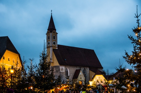 Landeshauptmann Phringer erffnete Adventmarkt Schleiheim