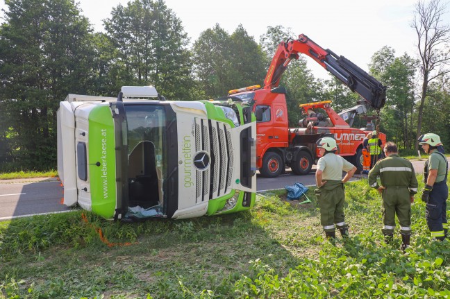 LKW samt Anhnger nach Streifkollision mit PKW bei Tollet umgestrzt