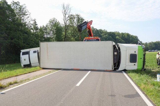 LKW samt Anhnger nach Streifkollision mit PKW bei Tollet umgestrzt