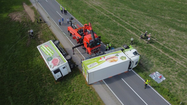 LKW samt Anhnger nach Streifkollision mit PKW bei Tollet umgestrzt