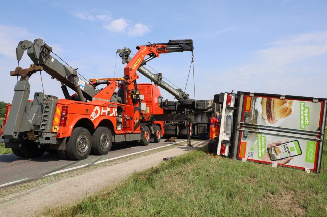 LKW samt Anhnger nach Streifkollision mit PKW bei Tollet umgestrzt