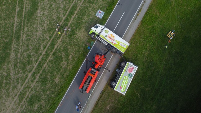 LKW samt Anhnger nach Streifkollision mit PKW bei Tollet umgestrzt