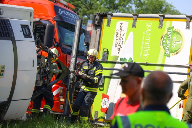 LKW samt Anhnger nach Streifkollision mit PKW bei Tollet umgestrzt