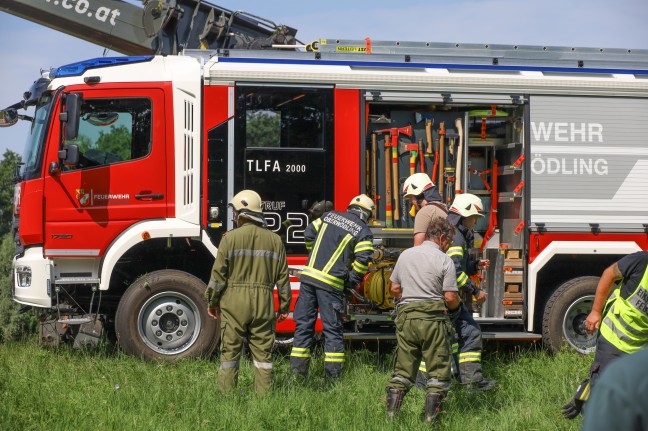 LKW samt Anhnger nach Streifkollision mit PKW bei Tollet umgestrzt