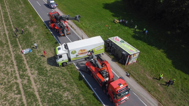 LKW samt Anhnger nach Streifkollision mit PKW bei Tollet umgestrzt